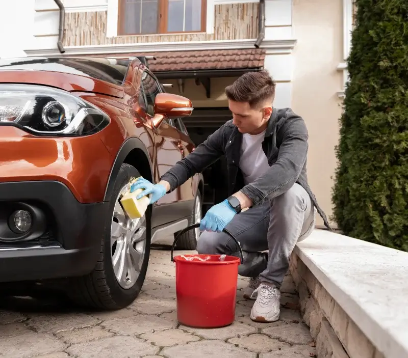 Lavage auto à domicile Saint-Julien-d'Ance : professionnel intervenant sur un véhicule